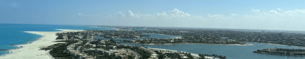 Bannerbild mit Blick auf die Küstenlandschaft von New Alamein für die Case Study der Arab Academy von EBS.