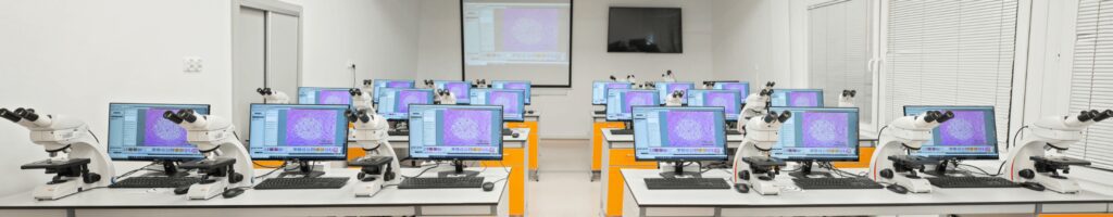 Bannerbild eines modernen Mikroskopie-Labors der Copernicus Universität Torun für die Case Study von EBS.