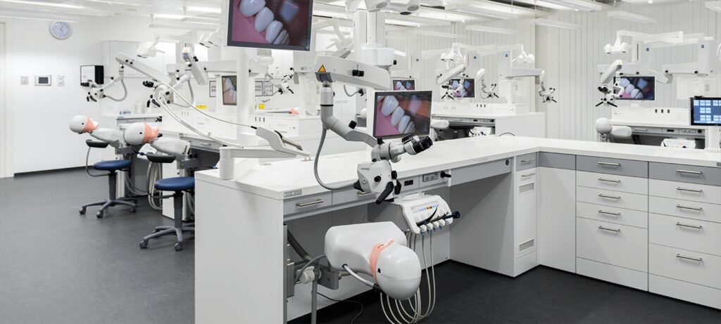 Dental Skills Lab mit Dental-Arbeitsstationen und synchron geschalteten Monitoren, gesteuert durch das Alphadidact-System.