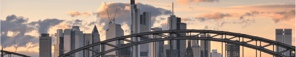Bannerbild mit der Skyline von Frankfurt für die Case Study der Goethe Universität Frankfurt von EBS.