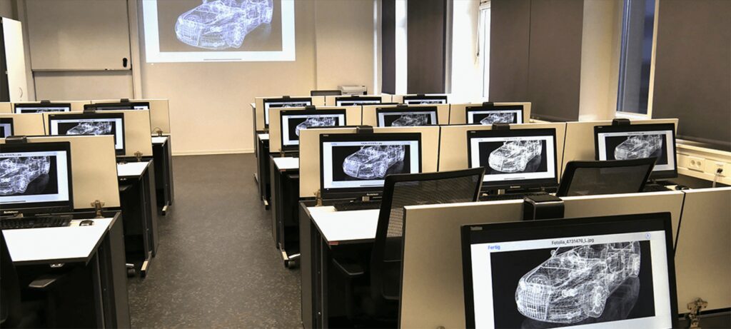 IT-Schulungsraum mit Arbeitsplätzen und synchron geschalteten Monitoren, gesteuert durch das Alphadidact-System.