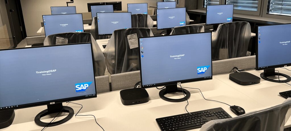 Arbeitsplätze im SAP-Raum mit synchron geschalteten Monitoren, gesteuert durch das Alphadidact-System.