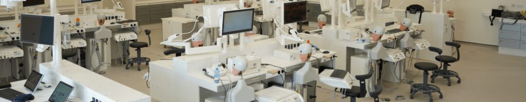 Bannerbild eines modernen Dental-Labors des Qatar Dentistry College für die Case Study von EBS.