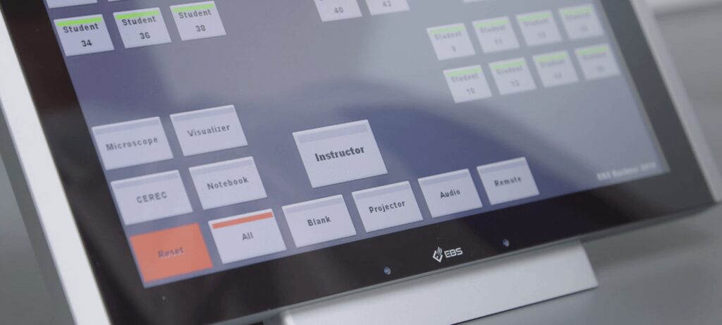 Nahaufnahme des Touchscreens mit Steuerungsfunktionen des Alphadidact-Systems, hergestellt von EBS.