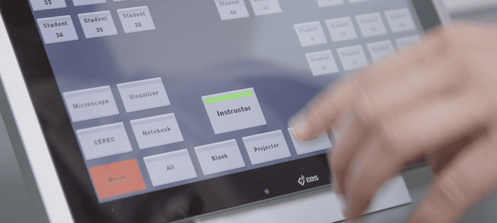 Hand bedient das Touchscreen des Alphadidact-Systems mit individuell angepasster Steuerung.