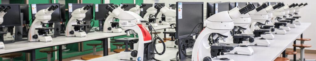 Bannerbild des Mikroskopie-Labors der Universität Warschau für die Case Study von EBS.